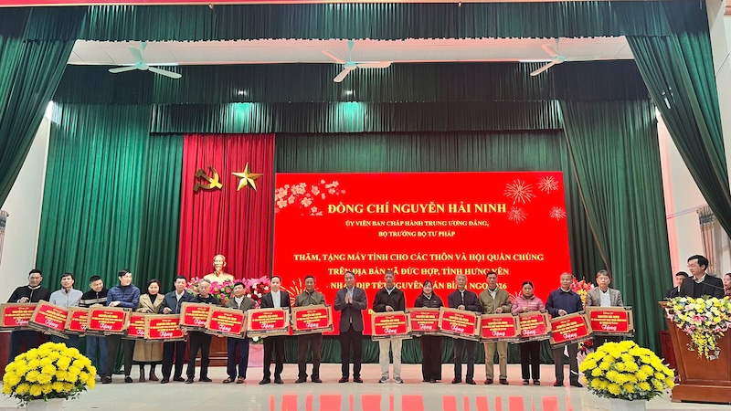 ​Bộ trưởng Bộ Tư pháp Nguyễn Hải Ninh trao, tặng quà Tết tại xã Đức Hợp, tỉnh Hưng Yên